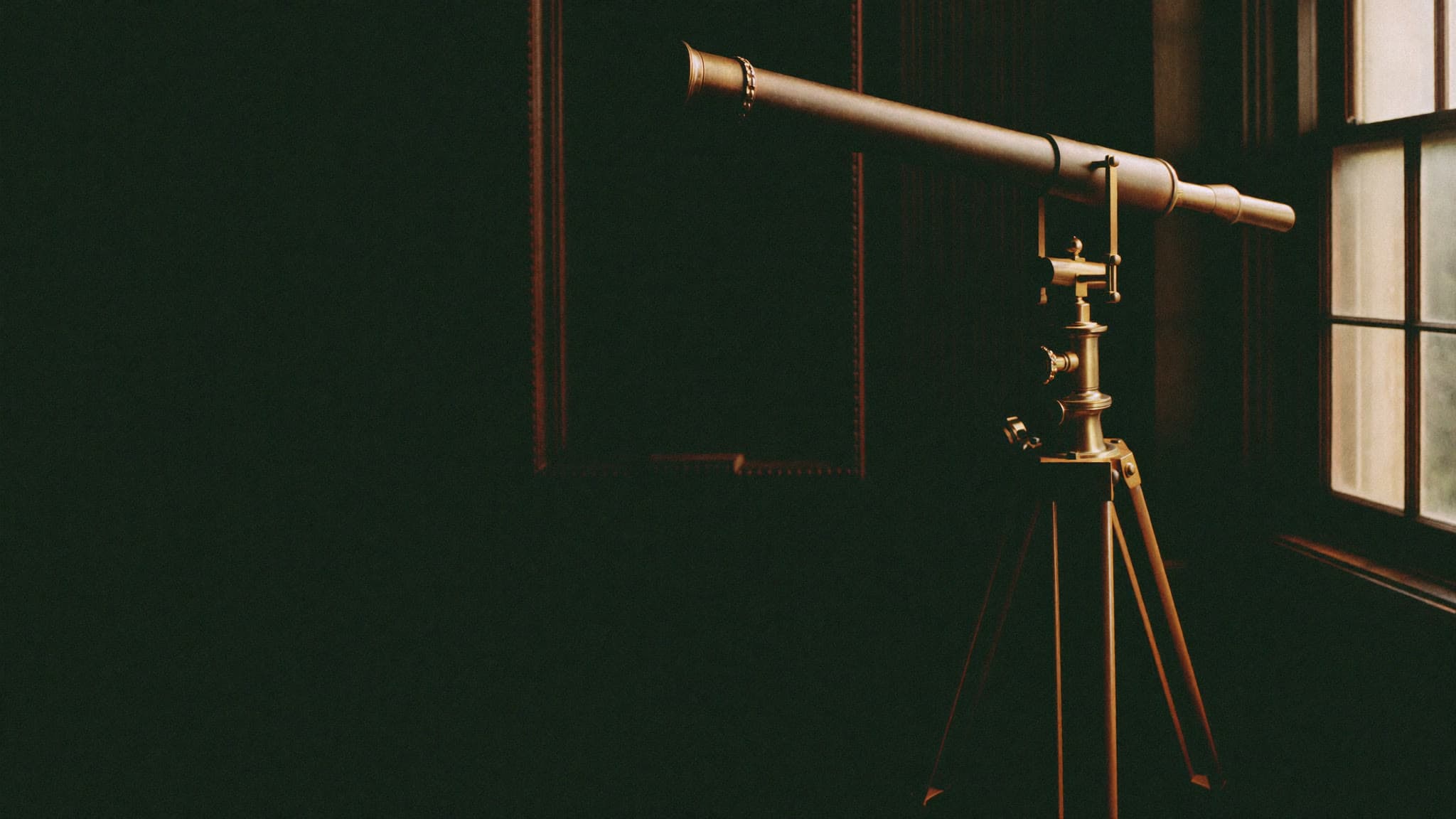 Telescopio de latón sobre trípode de madera orientado hacia una ventana.