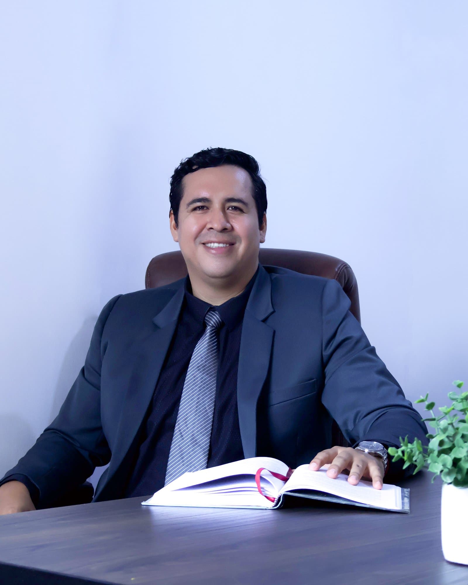 Alex Lezama, fundador y CEO de Lezama Laws, en su despacho.