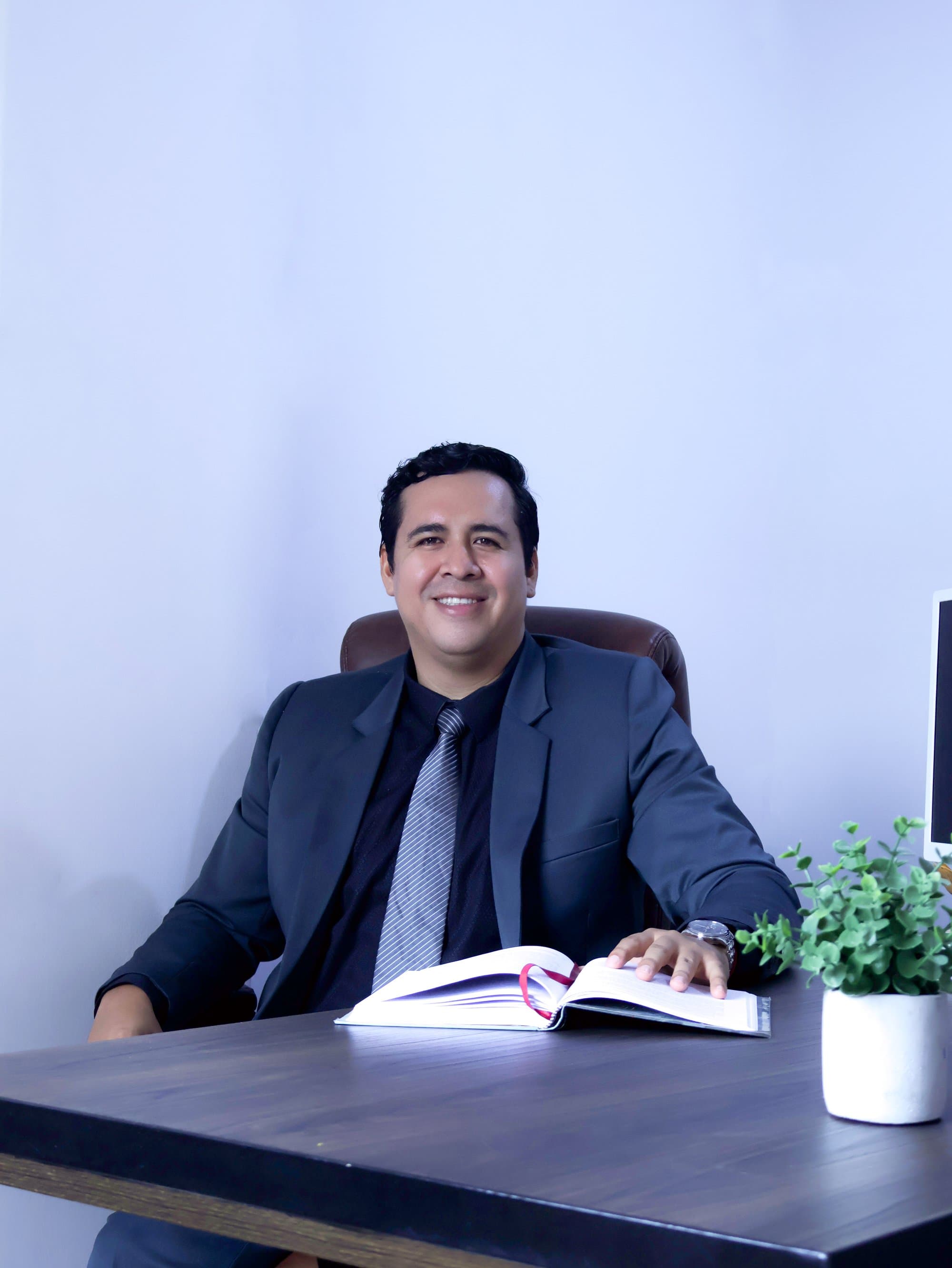 Alex Lezama, fundador y CEO de Lezama Laws, en su despacho.