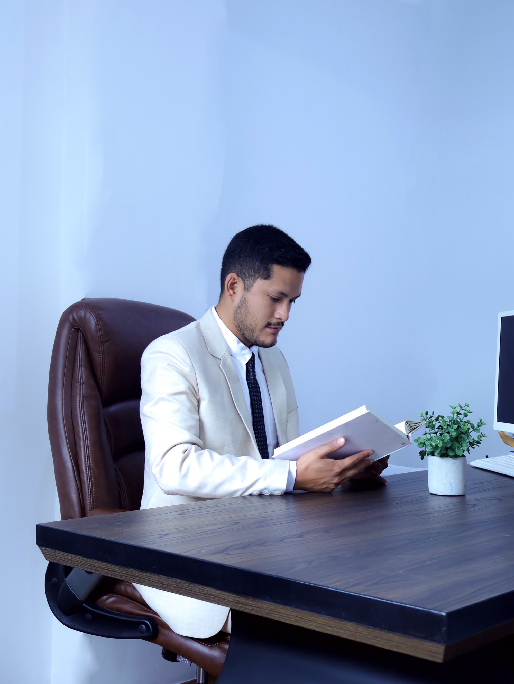 Despacho de Lezama Laws, con documentación y equipo de trabajo.
