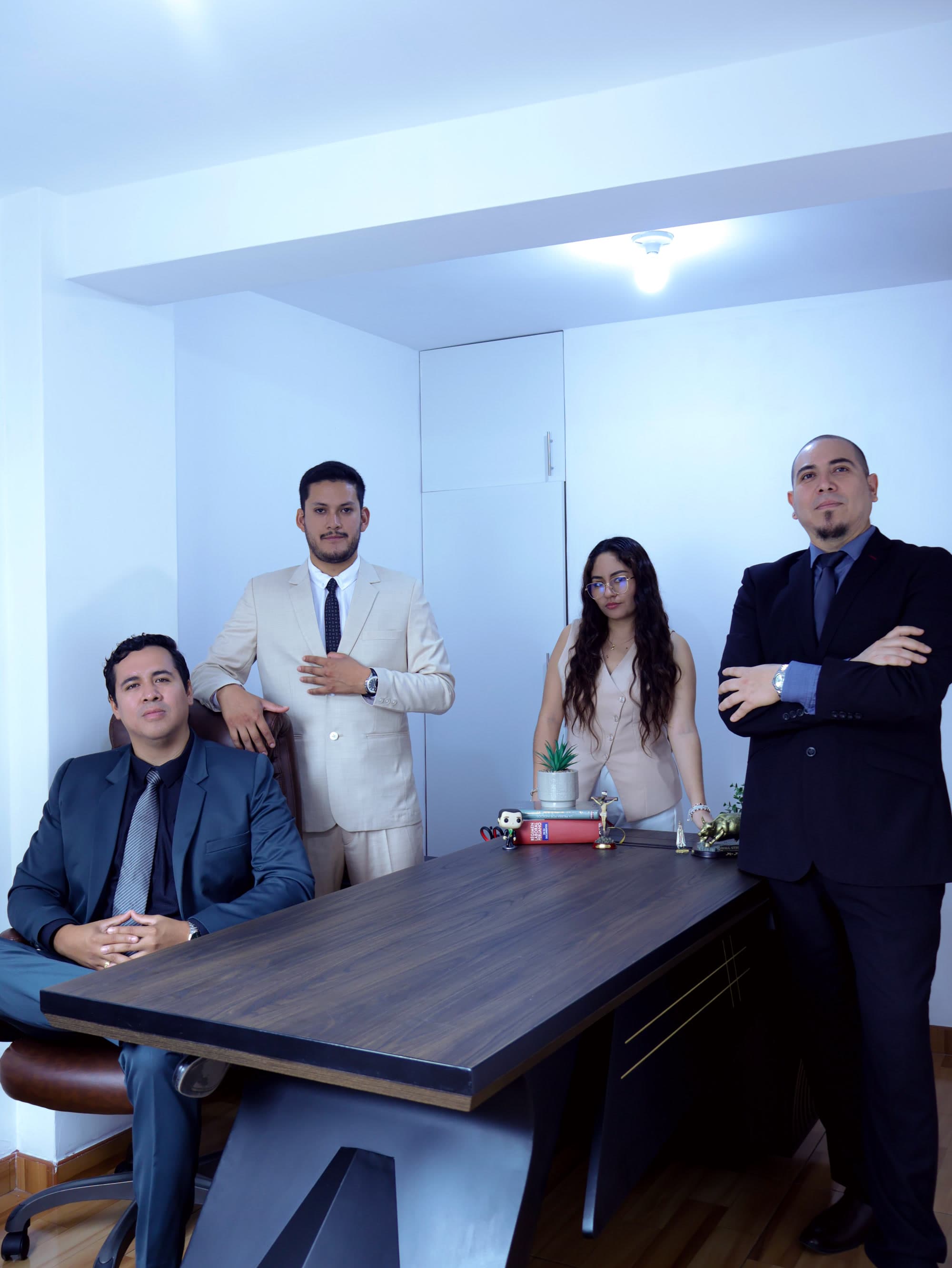 Equipo de Lezama Laws reunido en sus oficinas.