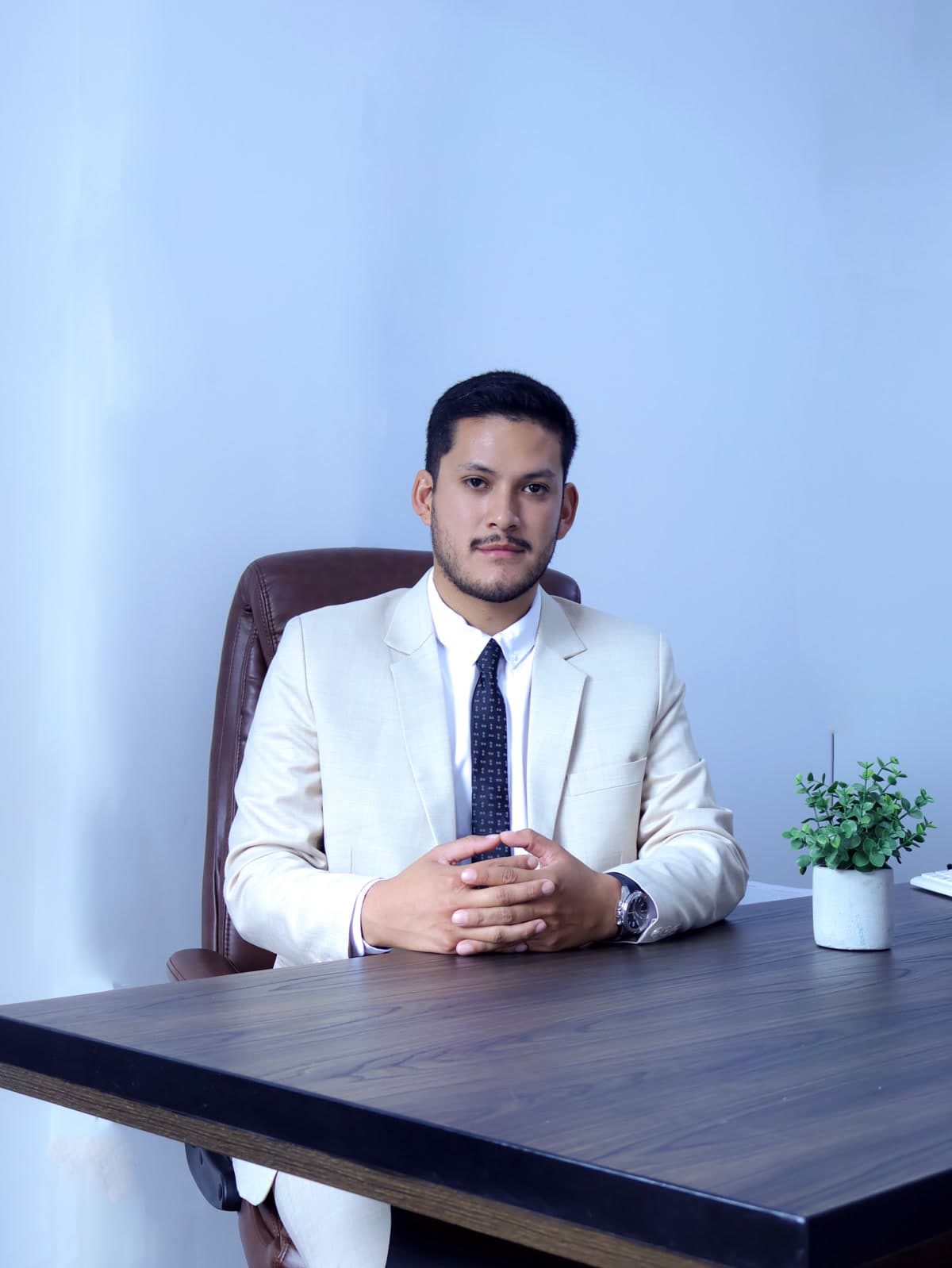 Julio Ernesto Mendez Chavez, abogado de Lezama Laws.