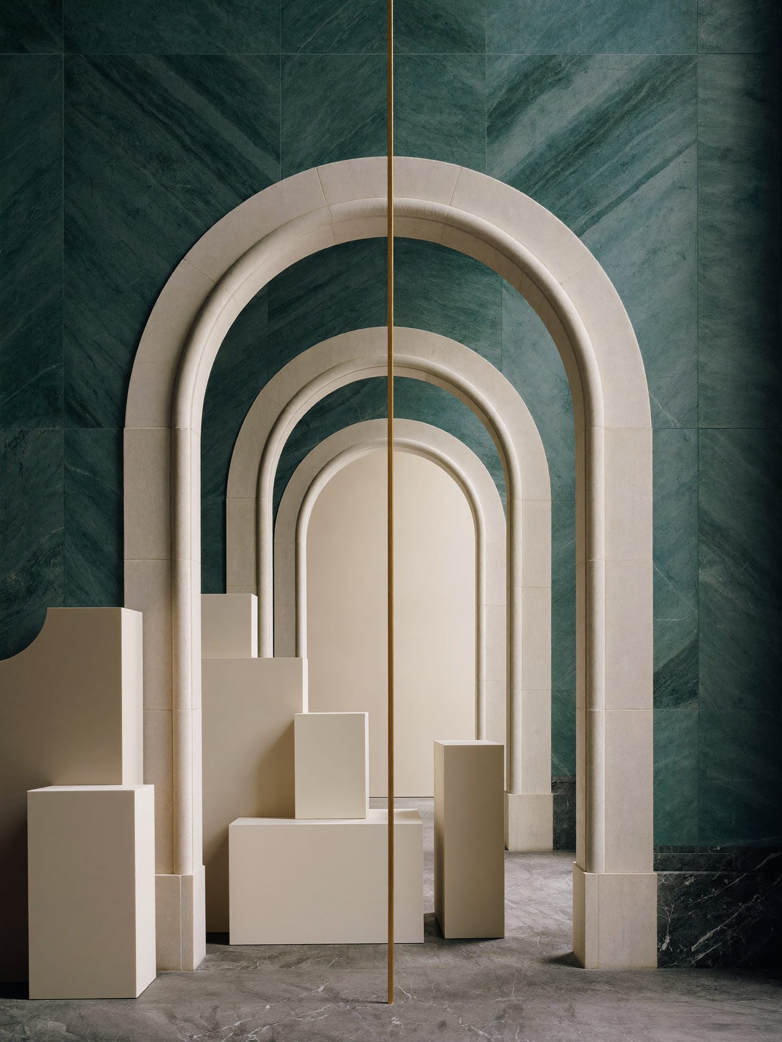 Gran arco de piedra teal con planos y documentos en blanco sobre una mesa oscura.